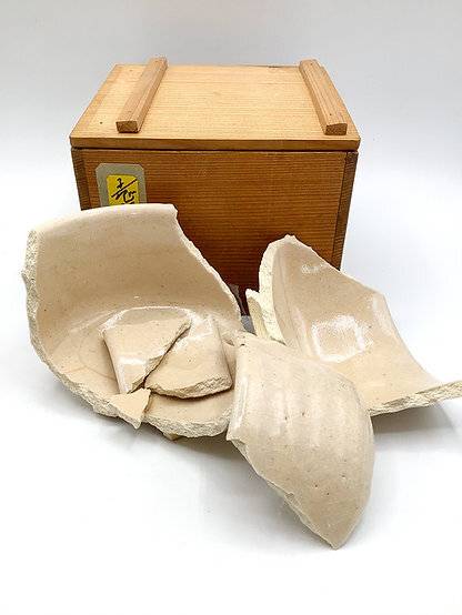 Bol à thé japonais - Shino Shigaraki beige avec sa boite en bois Tomobako